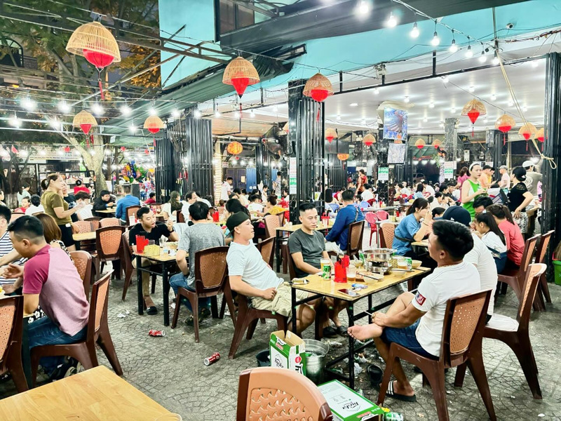 Kh&ocirc;ng gian qu&aacute;n hải sản B&agrave; R&ocirc;